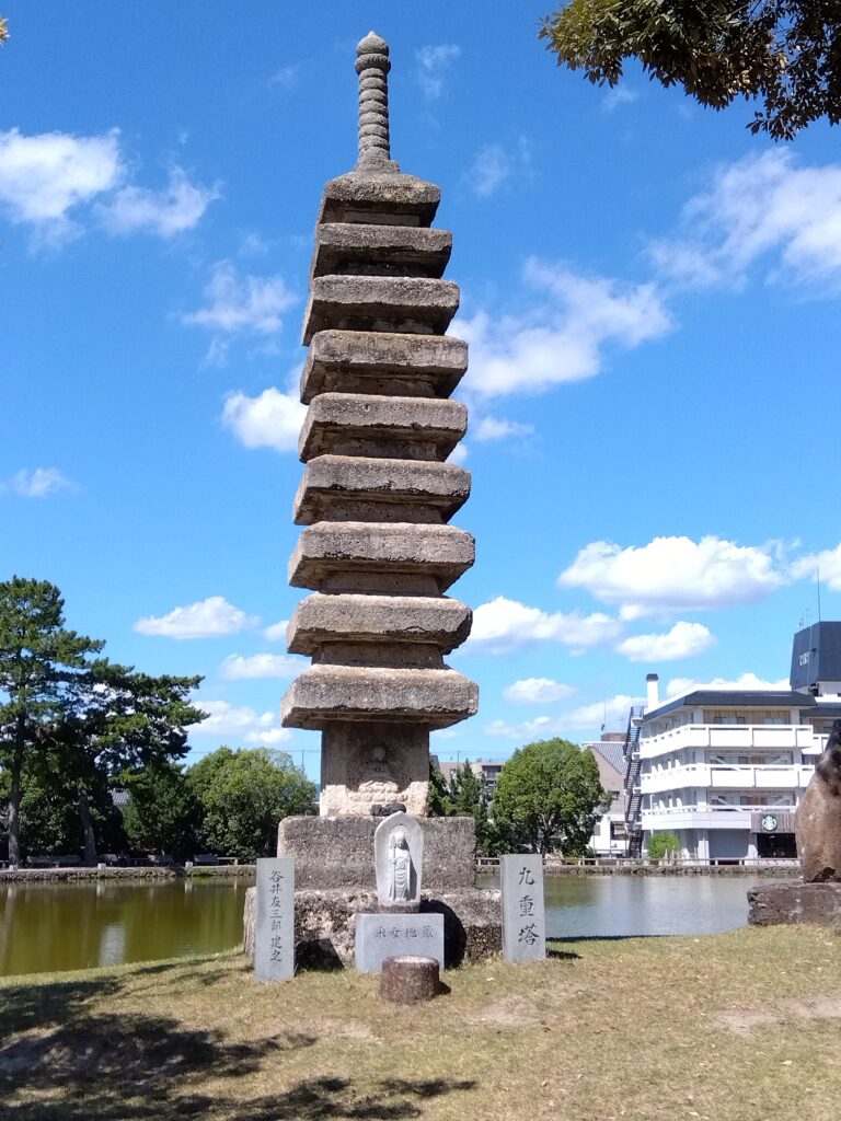 猿沢池の淵にある九重塔